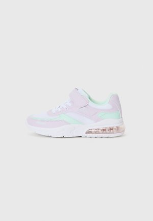 Chaussures de sport légères avec un design en dégradé de violet pastel et de menthe, en matériaux en mesh et synthétiques, avec un col rembourré et une semelle intérieure à coussin d'air transparent.