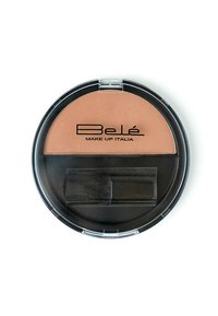 Cipria compatta in un astuccio nero rotondo, con una superficie beige liscia e un piccolo pennello, etichettata "Belé MAKE UP ITALIA."