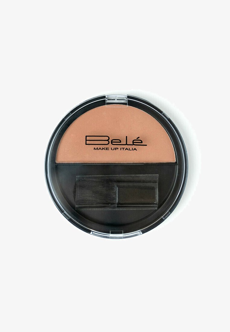 Cipria compatta in un astuccio nero rotondo, con una superficie beige liscia e un piccolo pennello, etichettata "Belé MAKE UP ITALIA."