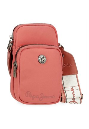 Bolso bandolera Pepe Jeans color coral con dos compartimentos con cremallera y correa blanca ajustable con patrón de logo coral.