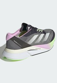 adidas Performance ADIZERO BOSTON 12 - Tenisice za cestovno trčanje - aurora black  metalic   green spark
