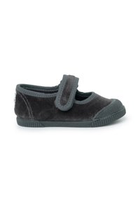 Zapato de bebé de terciopelo gris con punta redondeada, correa de velcro ajustable y suela de goma texturizada. Diseño simple sin patrones ni acentos.