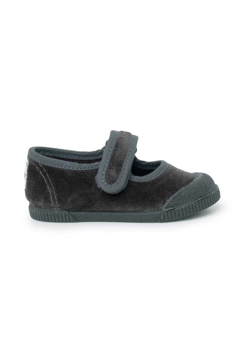 Zapato de bebé de terciopelo gris con punta redondeada, correa de velcro ajustable y suela de goma texturizada. Diseño simple sin patrones ni acentos.
