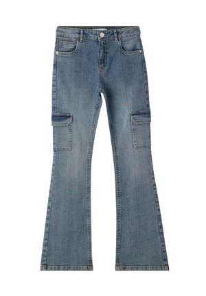 Jeans in denim blu a campana con tasche cargo, chiusura con bottone e finitura sfumata. Presentano cuciture visibili e un design standard a cinque tasche.