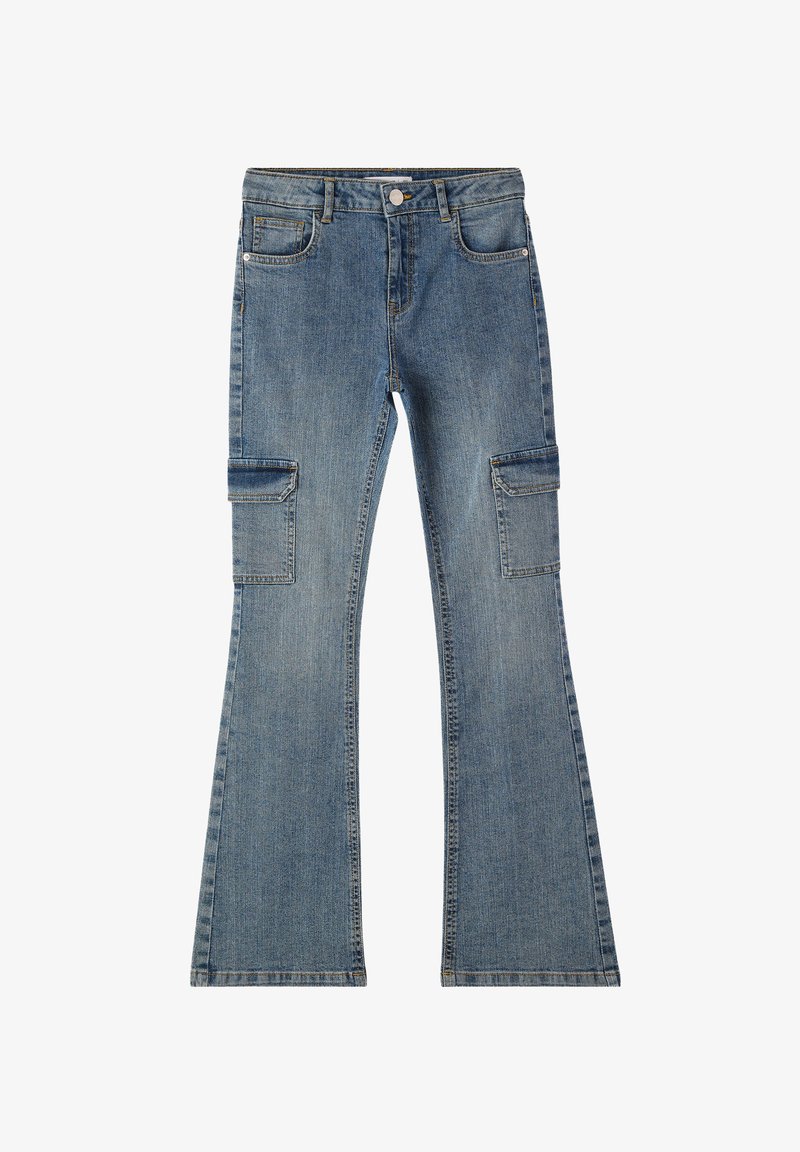 Niebieskie dżinsy z szerokimi nogawkami, posiadające kieszenie cargo, zapięcie na guzik oraz wyblakłe wykończenie. Charakteryzują się widocznym przeszyciem i standardowym pięciokieszeniowym designem.