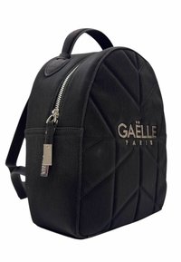Zaino in ecopelle trapuntata nera con forma arrotondata, zip argentata e dettagli del logo dorati. Presenta una piccola tasca frontale.