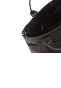 Czarna torba na ramię z gładką, wyściełaną powierzchnią i podwójnymi uchwytami. Posiada wewnętrzną kieszeń na zamek oraz miękką wyściółkę.