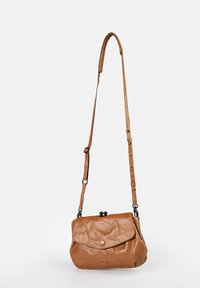 Braune Leder-Crossbody-Tasche mit Klappenverschluss, verstellbarem Schulterriemen und einem Knopfakzent. Sie verfügt über eine strukturierte Oberfläche und eine runde Form.