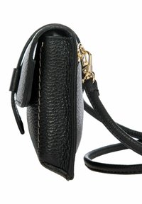 Borsa a tracolla nera in pelle con superficie texture, hardware dorato e una tracolla sottile. Presenta una chiusura a pattina e dettagli di cucitura visibili.