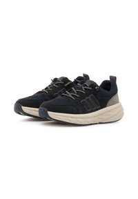Zapatillas deportivas navy fabricadas con materiales de ante y malla, con cordones grises y una suela gruesa beige. Detalle del logo notable en el costado.