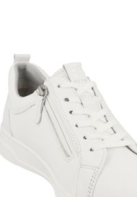 Sneaker bianco in pelle con chiusura lacci, zip laterale e suola in gomma testurizzata. Accentuata da cuciture sottili e dettagli del logo.