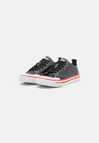 Sneaker sintetici neri con una finitura liscia, suole di gomma bianche e accenti rossi. Caratterizzati da lacci neri e un logo sulla linguetta.