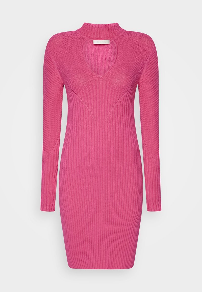 Robe en maille côtelée rose à manches longues avec col montant et découpe en forme de cœur sur la poitrine, silhouette cintrée.
