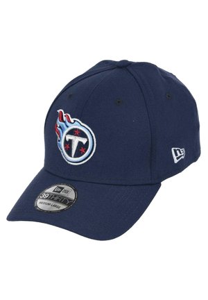 Cappellino da baseball blu navy con logo ricamato dei Tennessee Titans, visiera curva e etichetta New Era. Realizzato in tessuto con design strutturato, taglia media-grande.