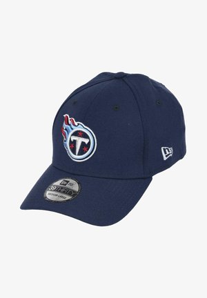 Cappellino da baseball blu navy con logo ricamato dei Tennessee Titans, visiera curva e etichetta New Era. Realizzato in tessuto con design strutturato, taglia media-grande.