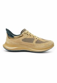 Scarpe sportive beige chiaro realizzate con materiali in rete e suede, dotate di collo imbottito, dettagli dorati e suola in gomma per una maggiore aderenza.