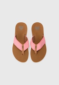 Roze flip-flops met een gestructureerde band met een geometrisch patroon, een bruine voetzool en een logo op de band. Vlak ontwerp van de zool.