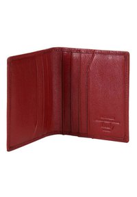 Portafoglio in pelle rossa con una finitura texture, dotato di numerosi slot per carte e un logo impresso. La vista aperta rivela la disposizione interna.