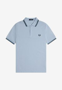 Himmelblaues Poloshirt aus Baumwolle, mit einem kontrastierenden Kragen mit marineblauen Streifen und einem kleinen schwarzen Logo auf der Brust. Kurzärmelig.