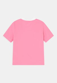 Rosa t-shirt med kort ärm och vit krage, tillverkad av ett mjukt, lätt material. Enkel design utan synliga mönster eller hårdvara.