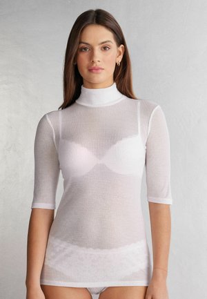 Witte geribbelde gebreide top met lange mouwen en een mock turtleneck, halflange mouwen, semi-doorzichtige stof, zachte textuur en getailleerd ontwerp.