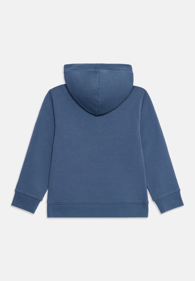 Sudadera azul con capucha, de manga larga, con puños y dobladillo acanalados. Textura suave, tejido ligero. Sin patrones visibles ni adornos en la parte posterior.
