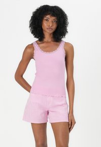 Rosa ribbet top med blondekant, kombinert med stripete rosa shorts. Mykt stoff med en tettsittende fasong. Egnet for loungewear eller nattøy.