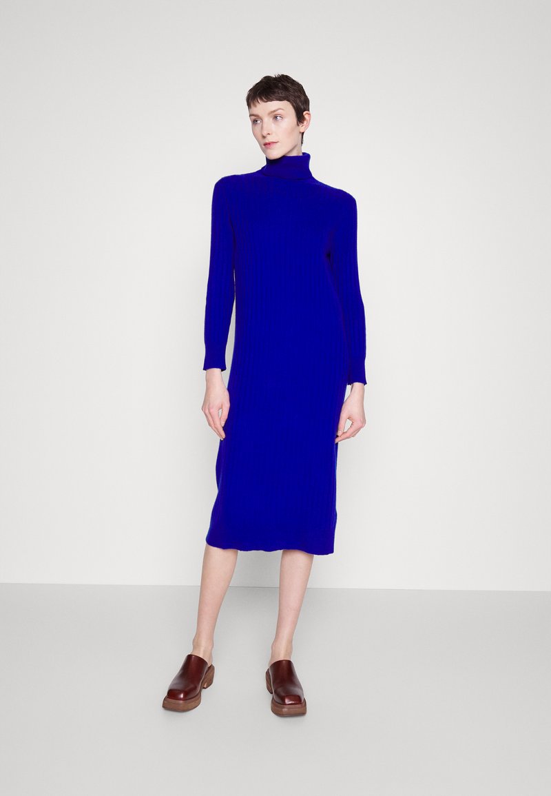 pure cashmere TURTLENECK MAXI DRESS Strickkleid royal blue/blau