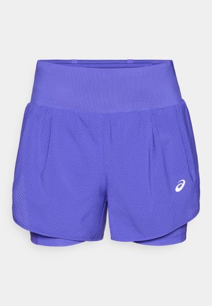 Lila Sportshorts mit Mesh-Design, elastischem Bund und Innenfutter. Mit einem kleinen weißen Logo an der unteren Seite.