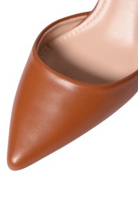 Pump in pelle marrone con punta affusolata, dalla texture liscia e design con tagli, dotato di una fodera interna beige.