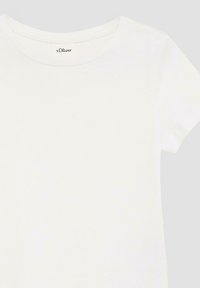 Witte t-shirt met korte mouwen en een ronde halslijn, gemaakt van zachte katoen, met een label waarop "s.Oliver" is gedrukt aan de binnenkant. Gladde textuur.