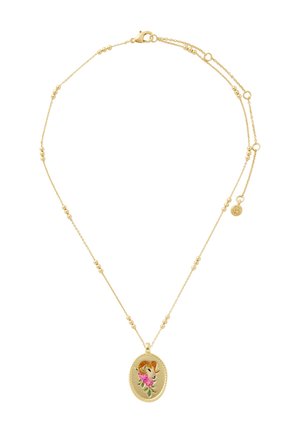 Collar de cadena de oro con pequeñas cuentas y un colgante ovalado que presenta la cabeza de un carnero y flores rosas sobre un fondo claro.