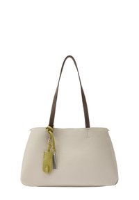 Beżowa skórzana torebka z ciemnobrązowymi uchwytami, żółtym skórzanym paskiem oraz małą przymocowaną kieszonką i metalowym charmem.