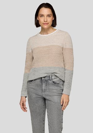 Strickpullover im Beige- und Grauverlauf-Design, mit Rundhalsausschnitt und Rippdetails an den Bündchen und dem Saum; kombiniert mit grauen Jeans.