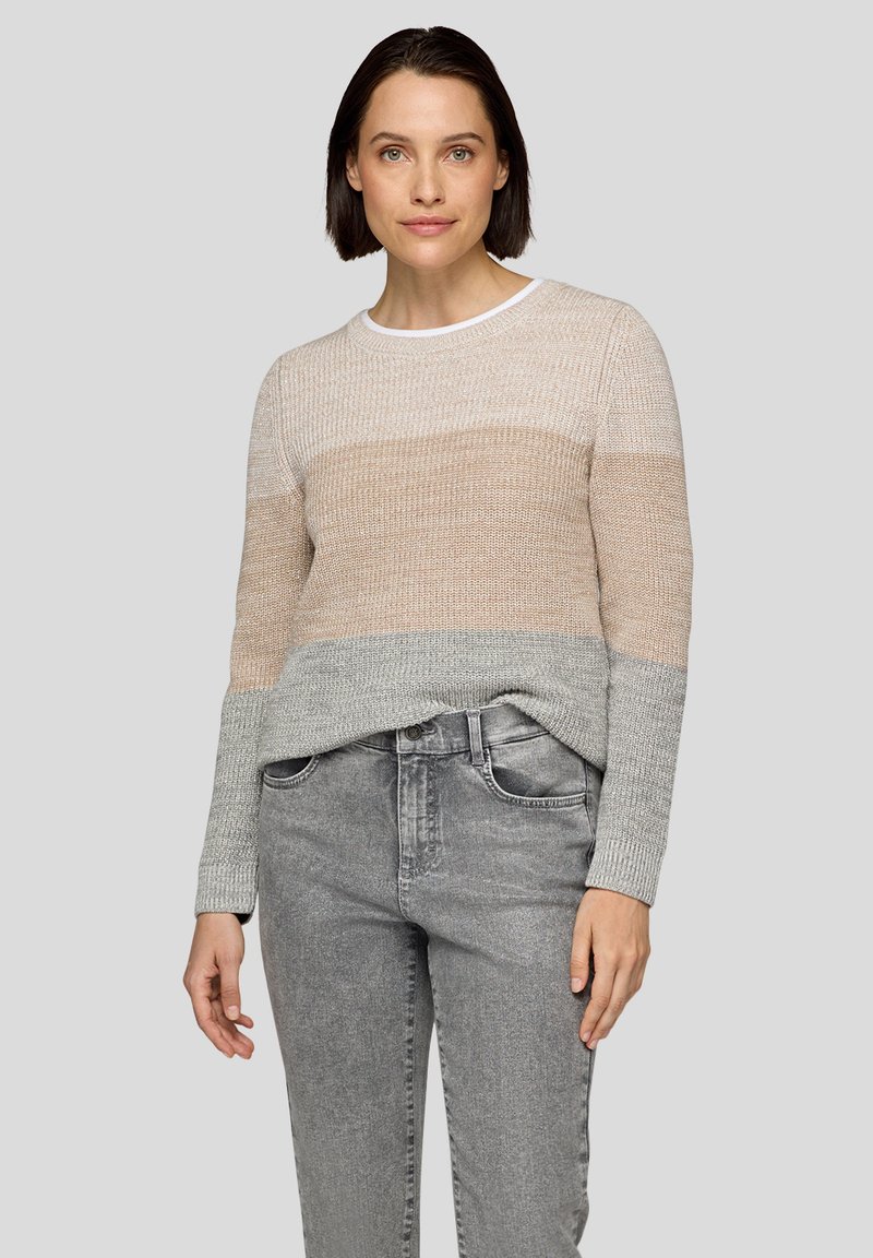 Strickpullover im Beige- und Grauverlauf-Design, mit Rundhalsausschnitt und Rippdetails an den Bündchen und dem Saum; kombiniert mit grauen Jeans.