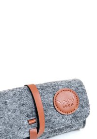 Šedá kožená peněženka s hnědým koženým páskem a kulatým logem VUCH. Disponuje texturovaným povrchem a robustním uzavíracím mechanismem.
