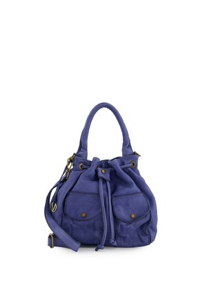 Lilla læderhåndtaske med to forlommer med knapper, snørelukning, dobbelte håndtag og en justerbar skulderrem.