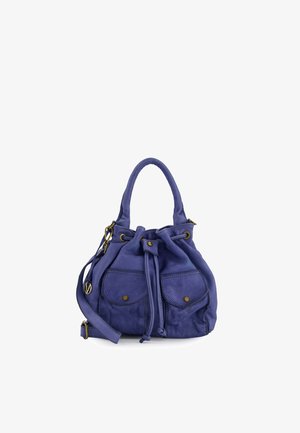 Sac à main en cuir violet avec deux poches avant à boutons, fermeture à cordon, double poignée et une bandoulière réglable.
