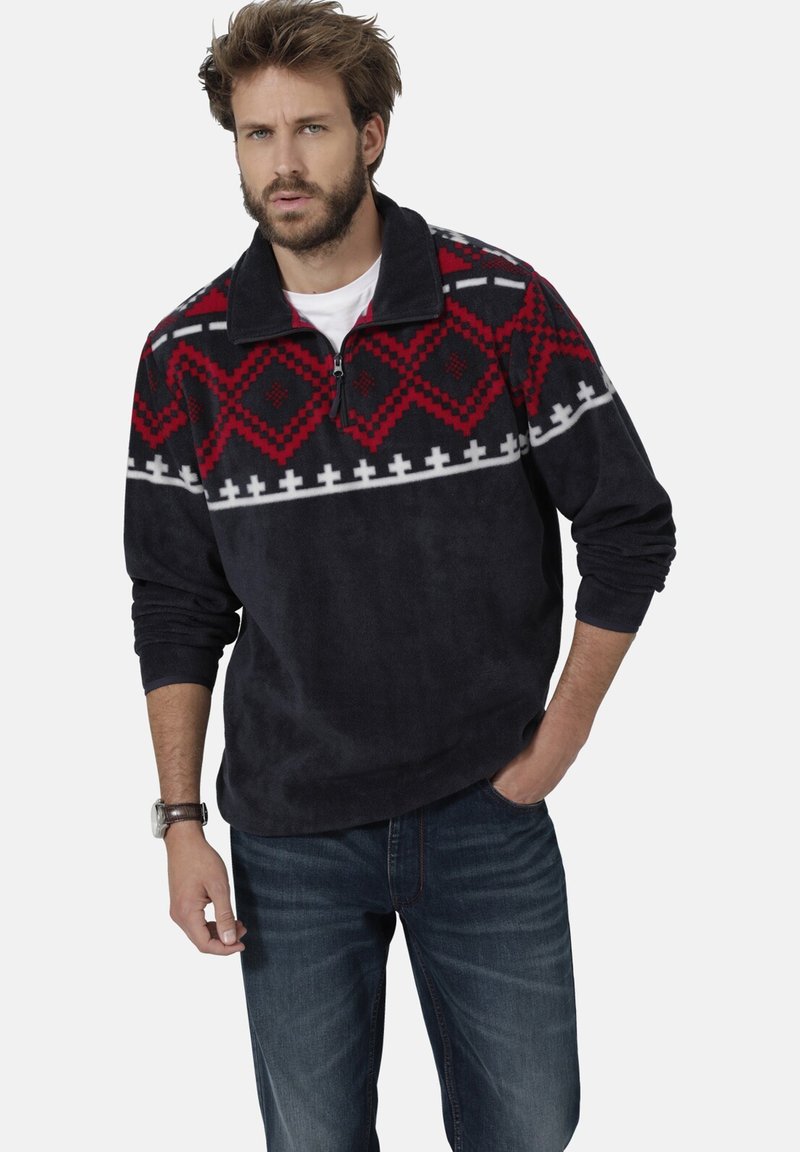 Fleece-Pullover in Dunkelblau mit roten und weißen geometrischen Mustern auf der Brust. Mit Reißverschluss am Hals und langen Ärmeln.