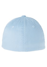 Cappellino da baseball blu chiaro con corona rotonda, cuciture ricamate e fori di ventilazione. Realizzato in tessuto con una texture liscia.