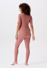 Stofroze, aansluitende lounge-set van een gestructureerde stof, met een top met korte mouwen en lange leggings met enkelsluiting.