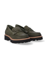 Groene leren loafers met een gestructureerd oppervlak, voorzien van een gevlochten tan tussenzool en een stevige zwarte buitenzool. Het ontwerp bevat decoratieve banden.