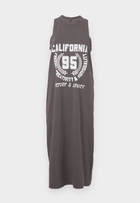 Robe longue grise sans manches avec texte graphique "CALIFORNIA 95" et motif de laurier en blanc, confectionnée en tissu de coton doux.