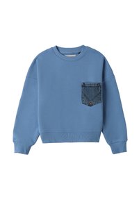 Sudadera azul claro con mangas largas y puños acanalados, que presenta un bolsillo de parche de mezclilla azul oscuro en el lado izquierdo del pecho.