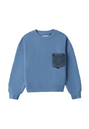 Felpa azzurra con maniche lunghe e polsini a costine, dotata di una tasca a toppa in denim blu scuro sul lato sinistro del petto.