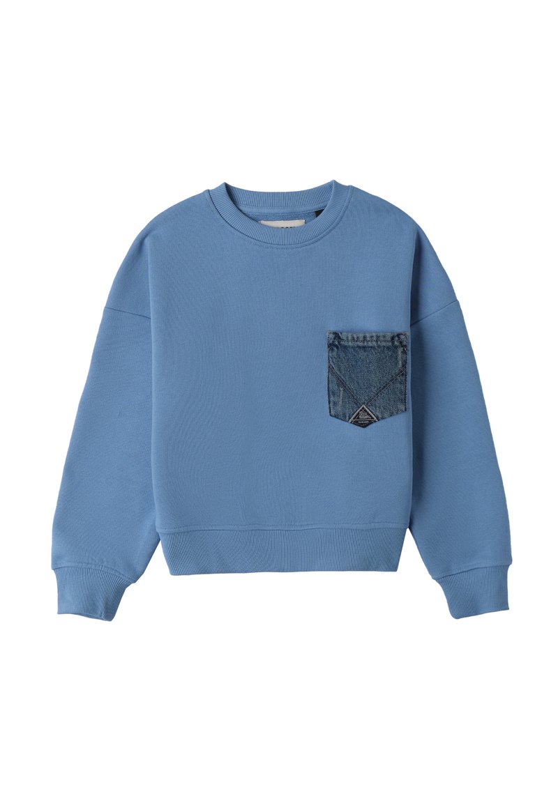 Sudadera azul claro con mangas largas y puños acanalados, que presenta un bolsillo de parche de mezclilla azul oscuro en el lado izquierdo del pecho.