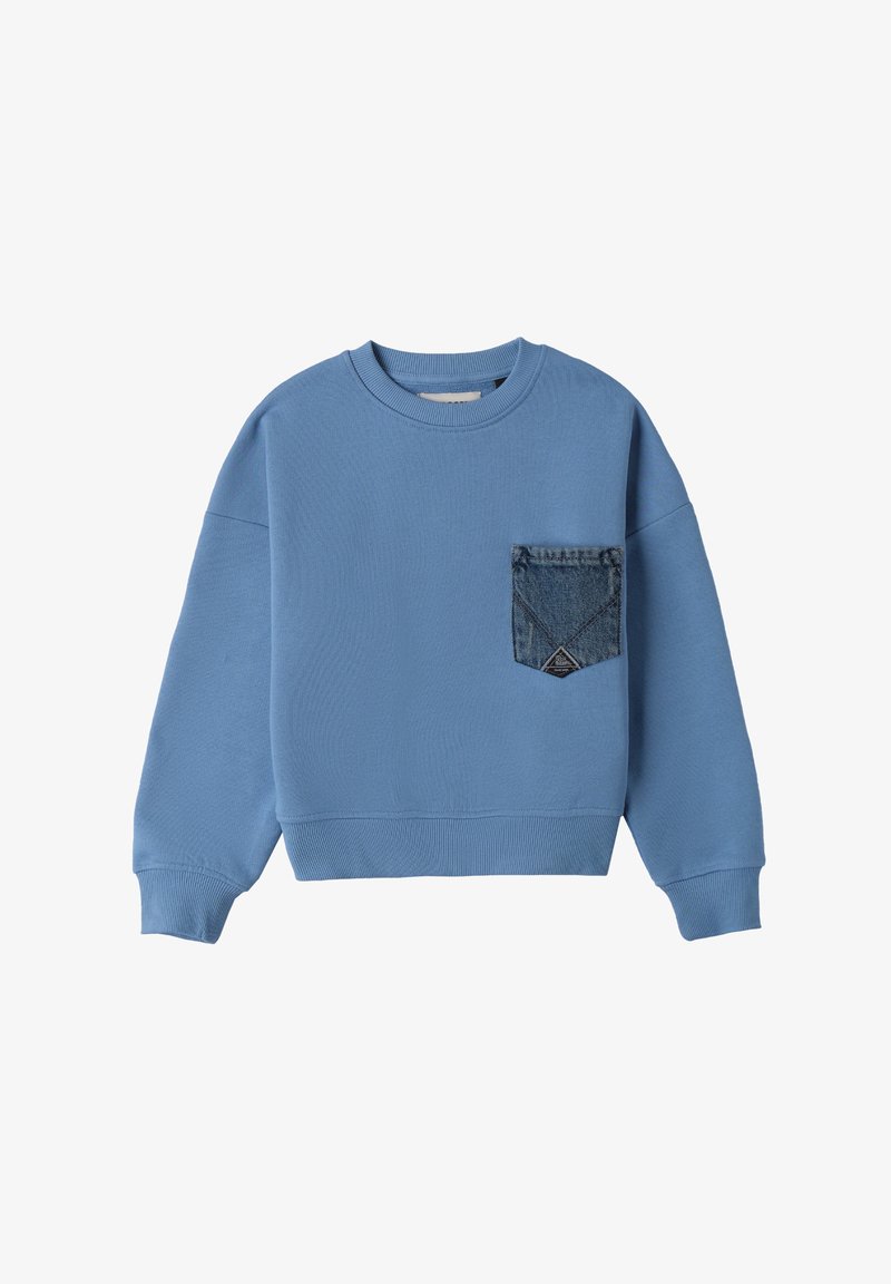 Felpa azzurra con maniche lunghe e polsini a costine, dotata di una tasca a toppa in denim blu scuro sul lato sinistro del petto.