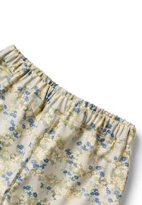 Lätt texturerade tygshorts med elastisk midja, med ett blommönster i blått och gult på en krämfärgad bakgrund.