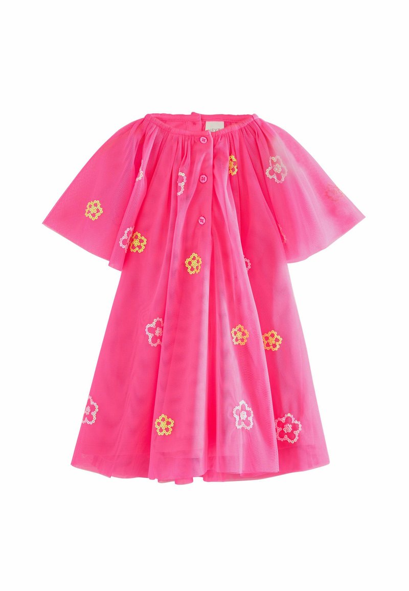 Robe rose en tissu léger, avec de courtes manches bouffantes, un devant boutonné et des détails colorés de broderie florale.