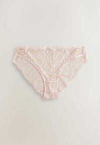 Spetsbrief i mjuk rosa, med blommönster, vågiga kanter och en slät midjeband, som visar på intrikata detaljer och textur.
